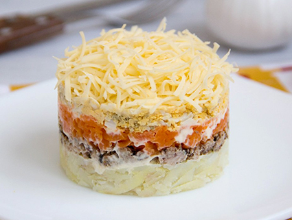 Слоёный салат со шпротами 350 гр. (контейнер 0,5 л)